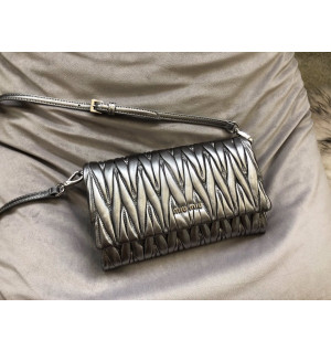 미우미우 마틀라세 미니백 (ZP가죽 동일)