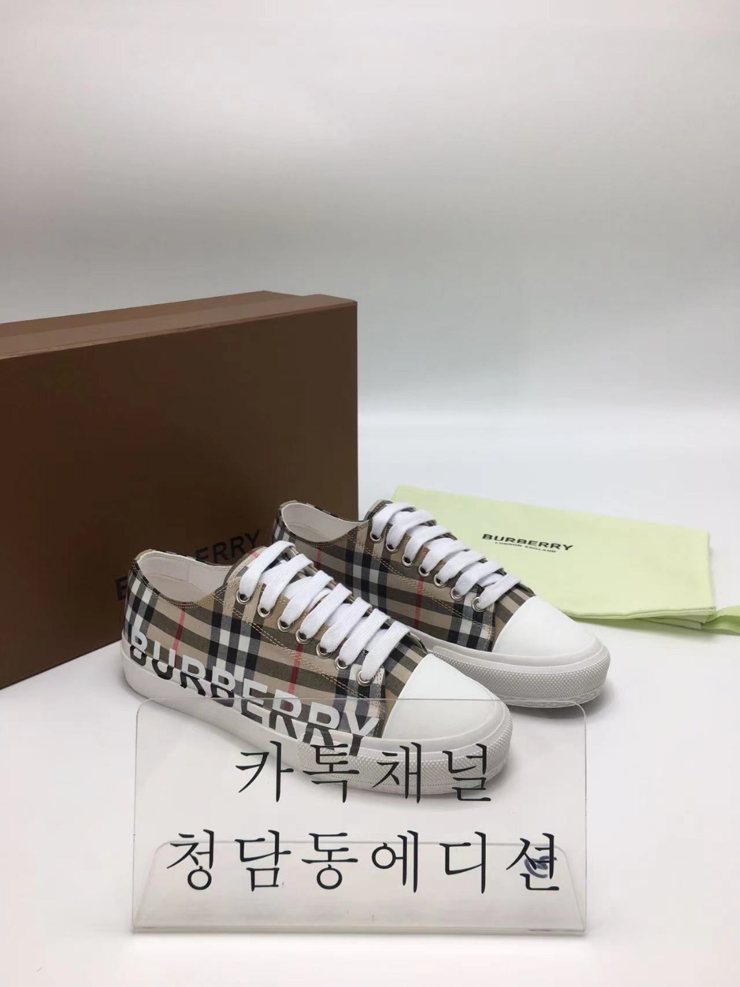버버리 체크 로고 스니커즈 (남녀공용)