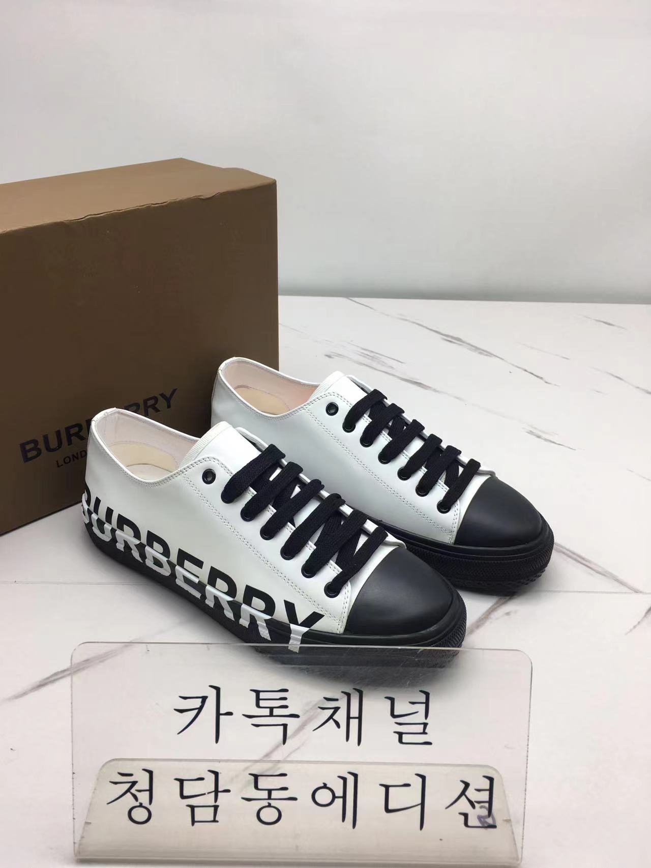 버버리 로고 스니커즈 (남녀공용)