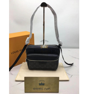 루이비통 아웃도어 메신저백 M30233