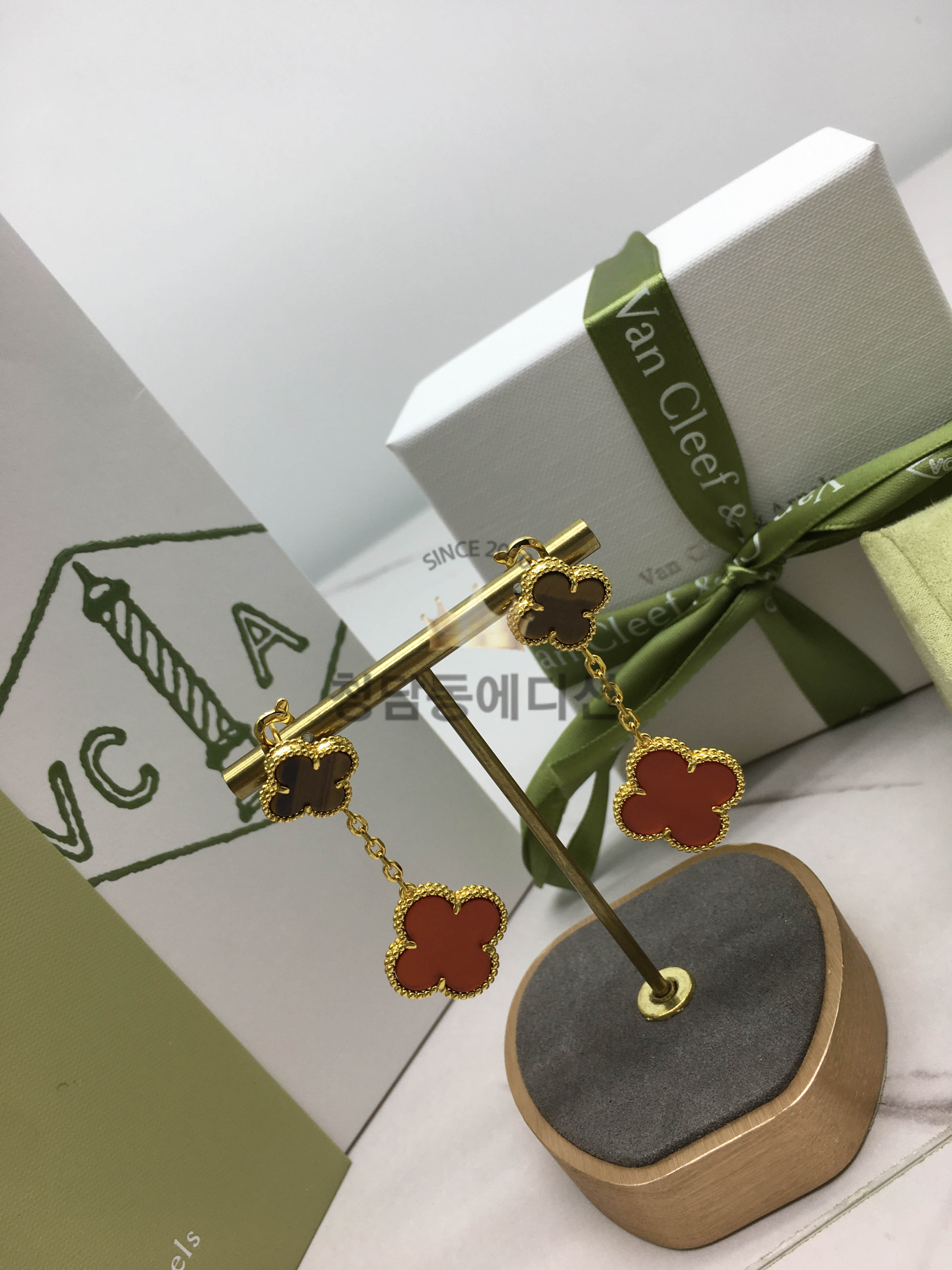 반클리프 매직 알함브라 이어링 귀걸이 (V-gold소재)