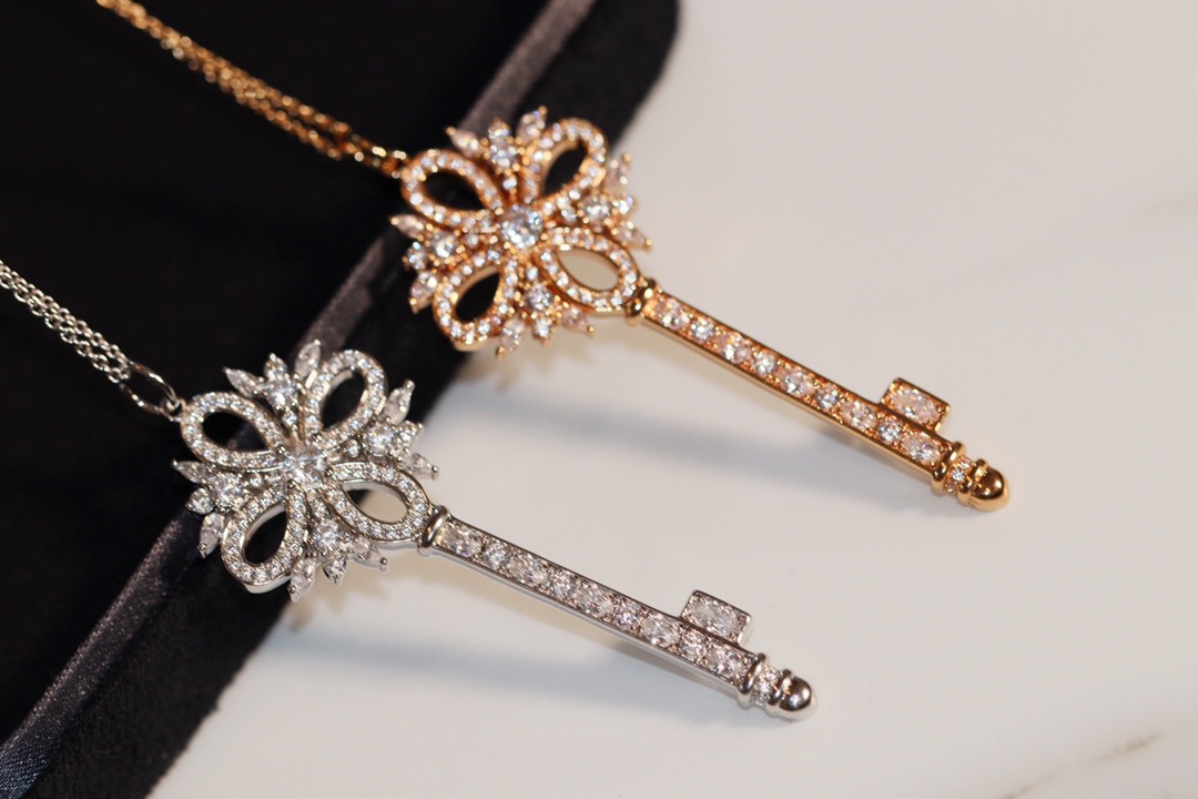 티파니앤코 빅토리아 시크릿 키펜던트 김희애 목걸이 (V-gold소재)