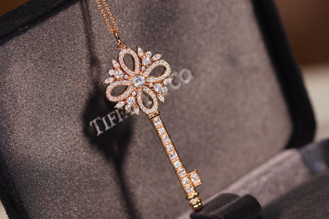 티파니앤코 빅토리아 시크릿 키펜던트 김희애 목걸이 (V-gold소재)