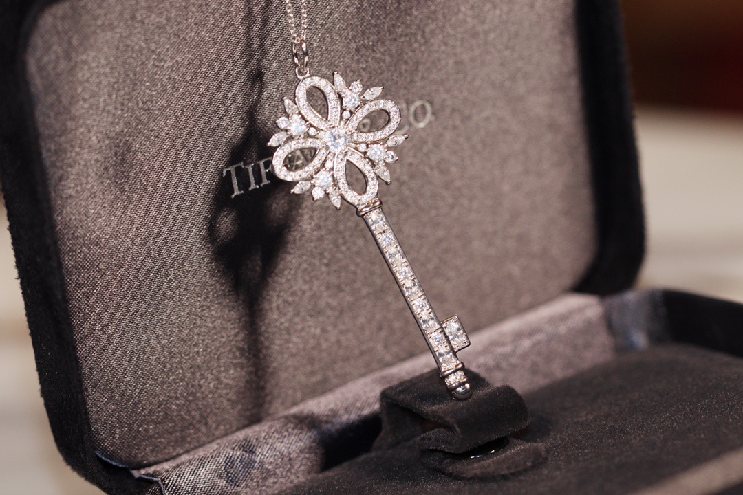 티파니앤코 빅토리아 시크릿 키펜던트 김희애 목걸이 (V-gold소재)