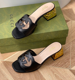 구찌 인터로킹 G 샌들