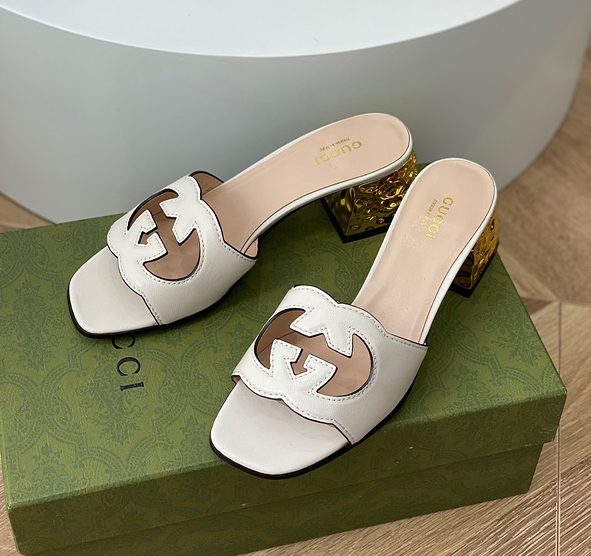 구찌 인터로킹 G 샌들