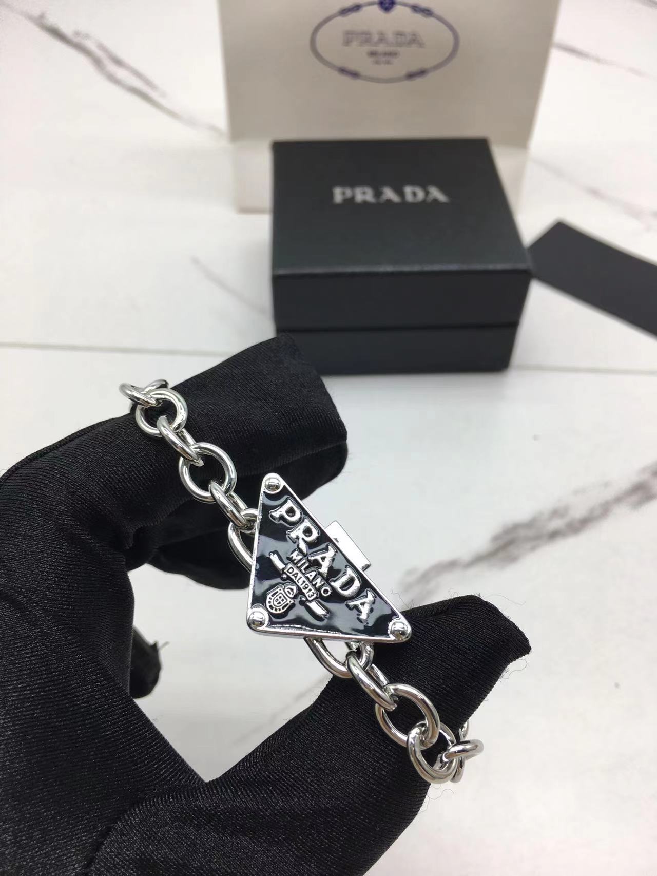 프라다 트라이앵글 브레이슬릿 (V-gold소재)