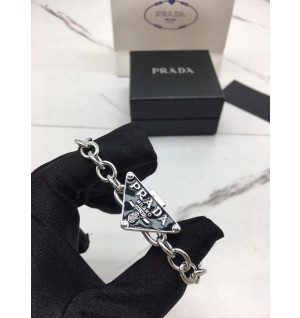 프라다 트라이앵글 브레이슬릿 (V-gold소재)