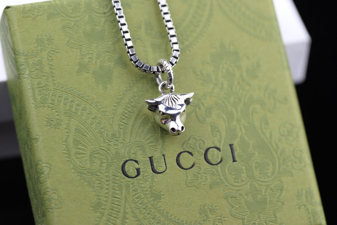 구찌 21SS 황소 팬던트 목걸이