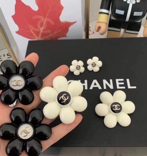 샤넬 브로치 (컬러 화이트, 블랙)