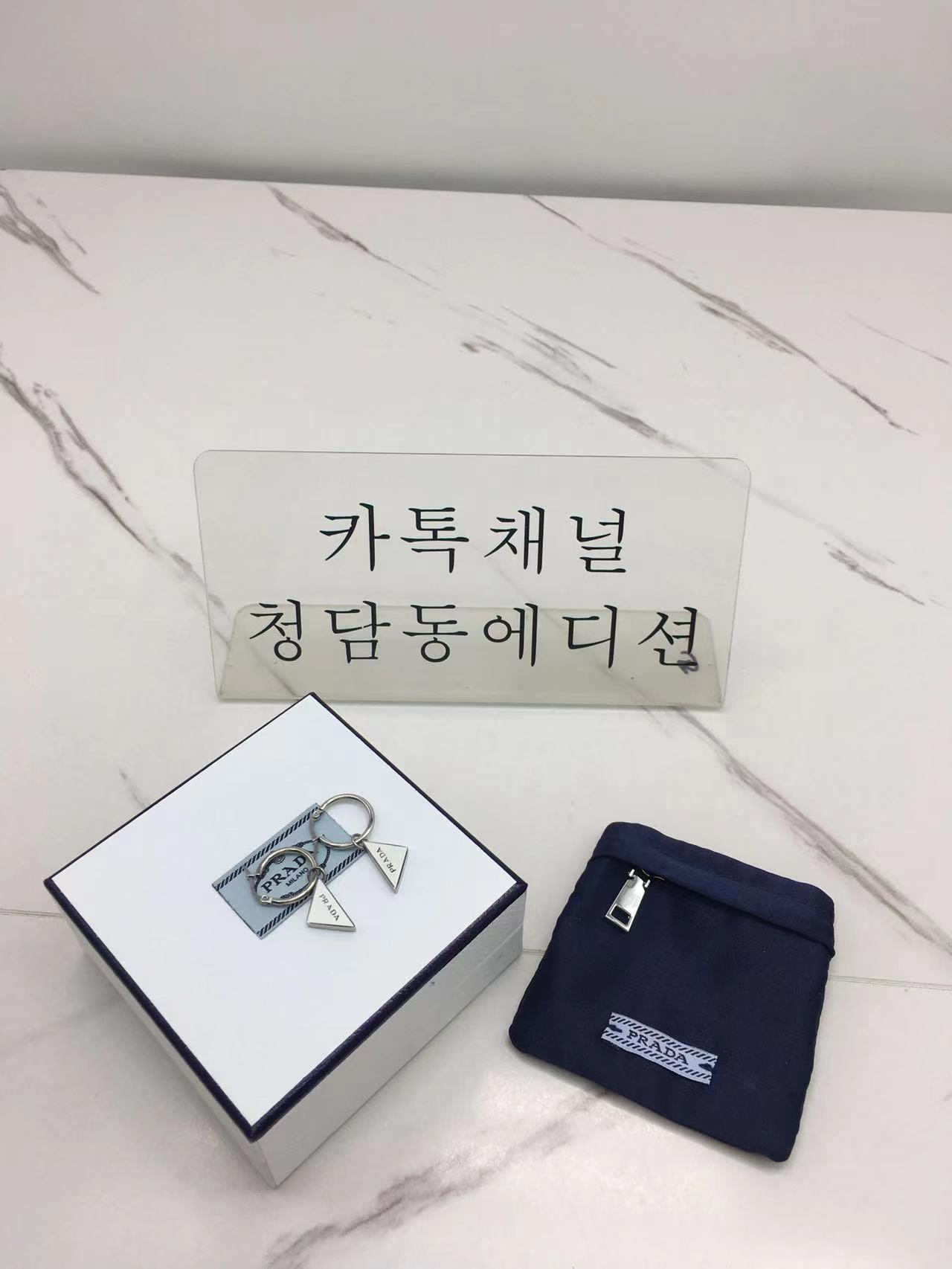 프라다 트라이앵글 귀걸이 (하이엔드급)