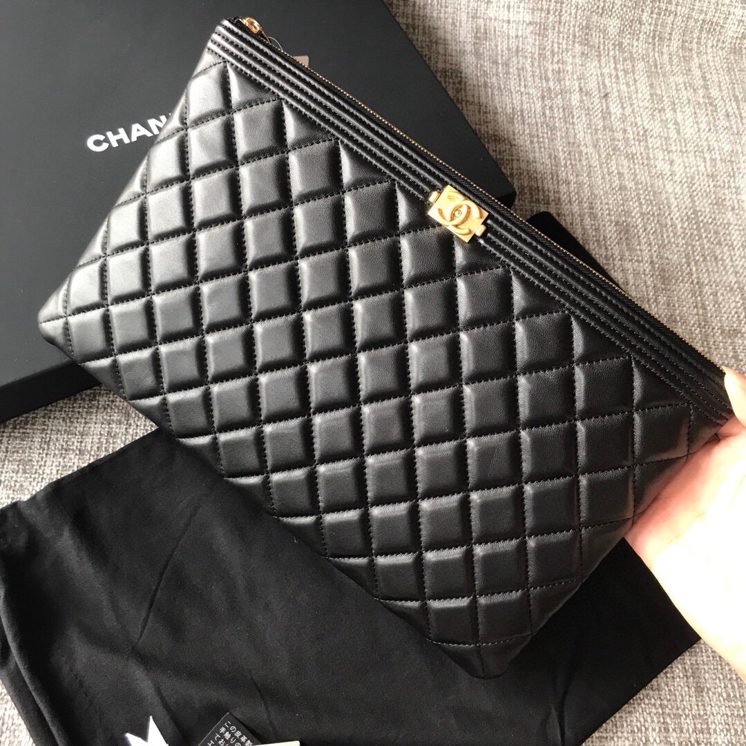 샤넬 보이 램스킨 클러치 28cm 금장