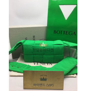 보테가베네타 패딩 테크 카세트백 (하이엔드급)