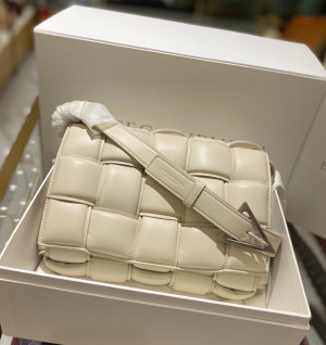 보테가베네타 카세트백 (삼각 트라이앵글 메탈)