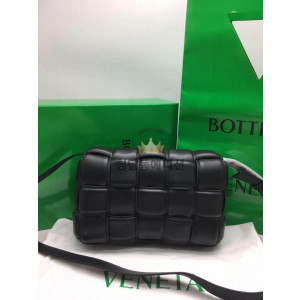 보테가베네타 카세트백 (삼각 트라이앵글 메탈)