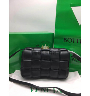 보테가베네타 카세트백 (삼각 트라이앵글 메탈)