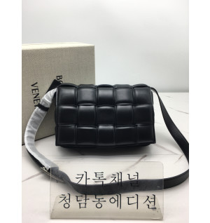 보테가베네타 카세트백 (삼각 트라이앵글 메탈)