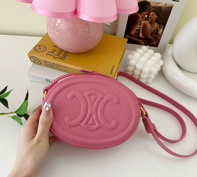 셀린느 크로스바디 오벌 펄스 퀴르 트리오페 미니백 (하이엔드급)