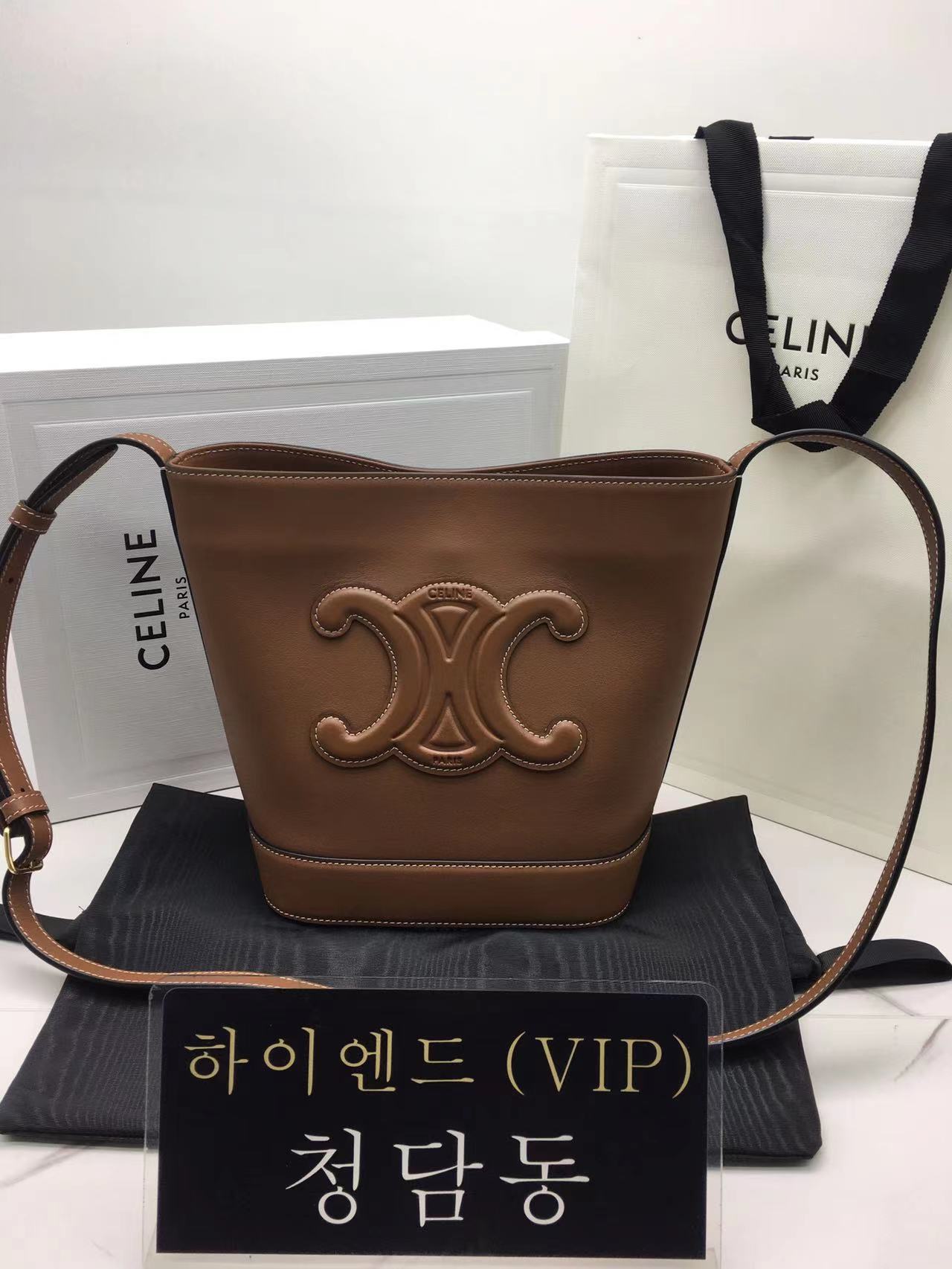 셀린느 트리오페 카프스킨 퀴르 버킷백 (하이엔드급)