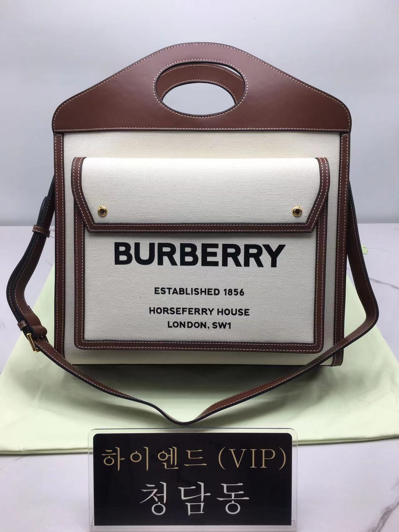 버버리 트라이톤 코튼 캔버스 레더 포켓백 미디움 (하이엔드급)