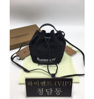 버버리 포이베 드로스트링 버킷백 (하이엔드급)