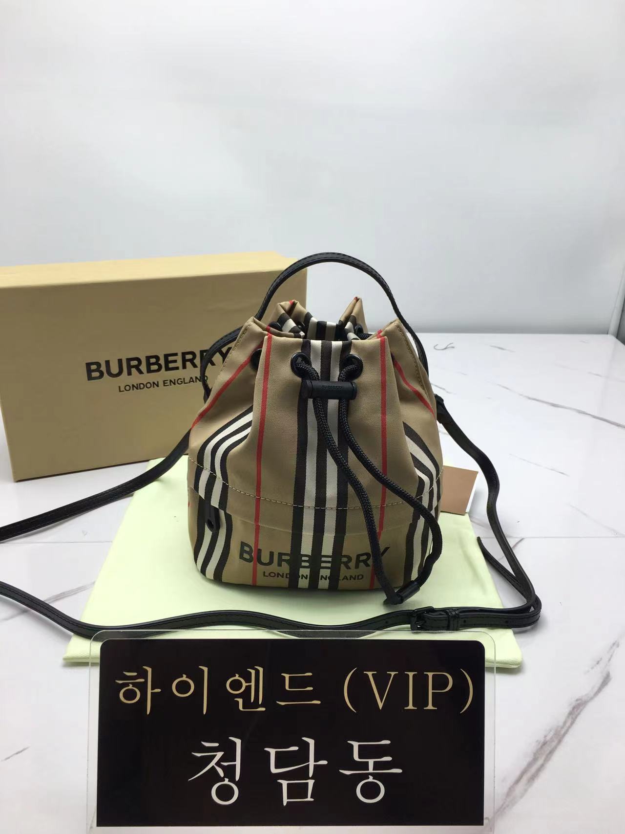 버버리 포이베 드로스트링 버킷백 (하이엔드급)