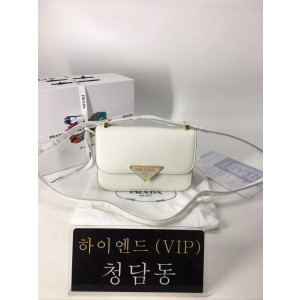 프라다 사피아노 레더 숄더백 (컬러 화이트, 블랙)