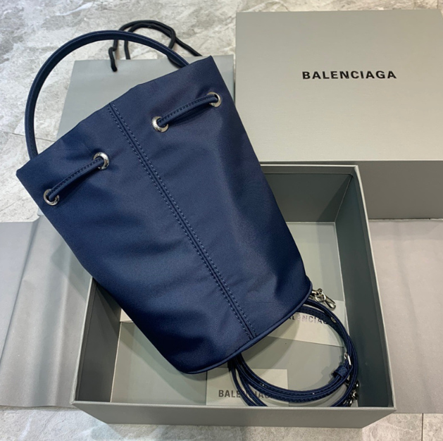 발렌시아가 휠 드로스트링 버킷백 미디움 (하이엔드급)