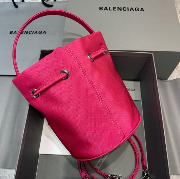 발렌시아가 휠 드로스트링 버킷백 스몰 (하이엔드급)