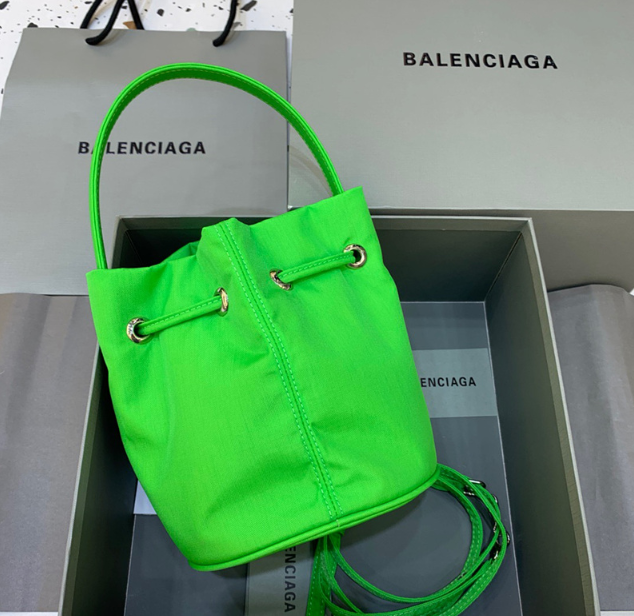 발렌시아가 휠 드로스트링 버킷백 스몰 (하이엔드급)