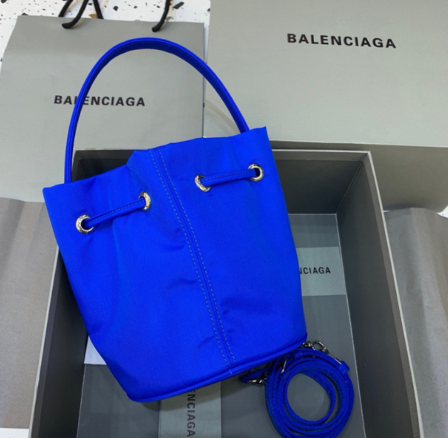 발렌시아가 휠 드로스트링 버킷백 스몰 (하이엔드급)