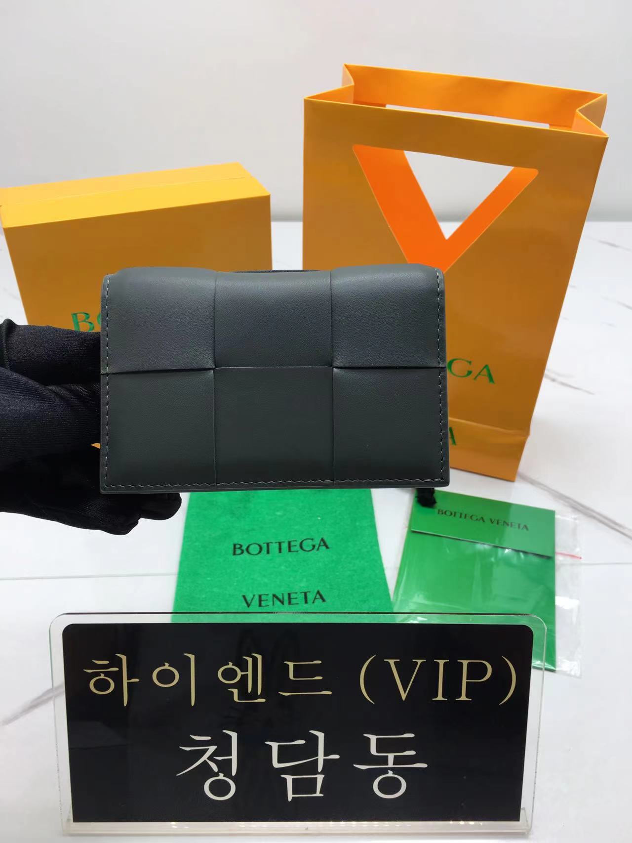 보테가베네타 맥시 인트레치아토 플랩 카드케이스