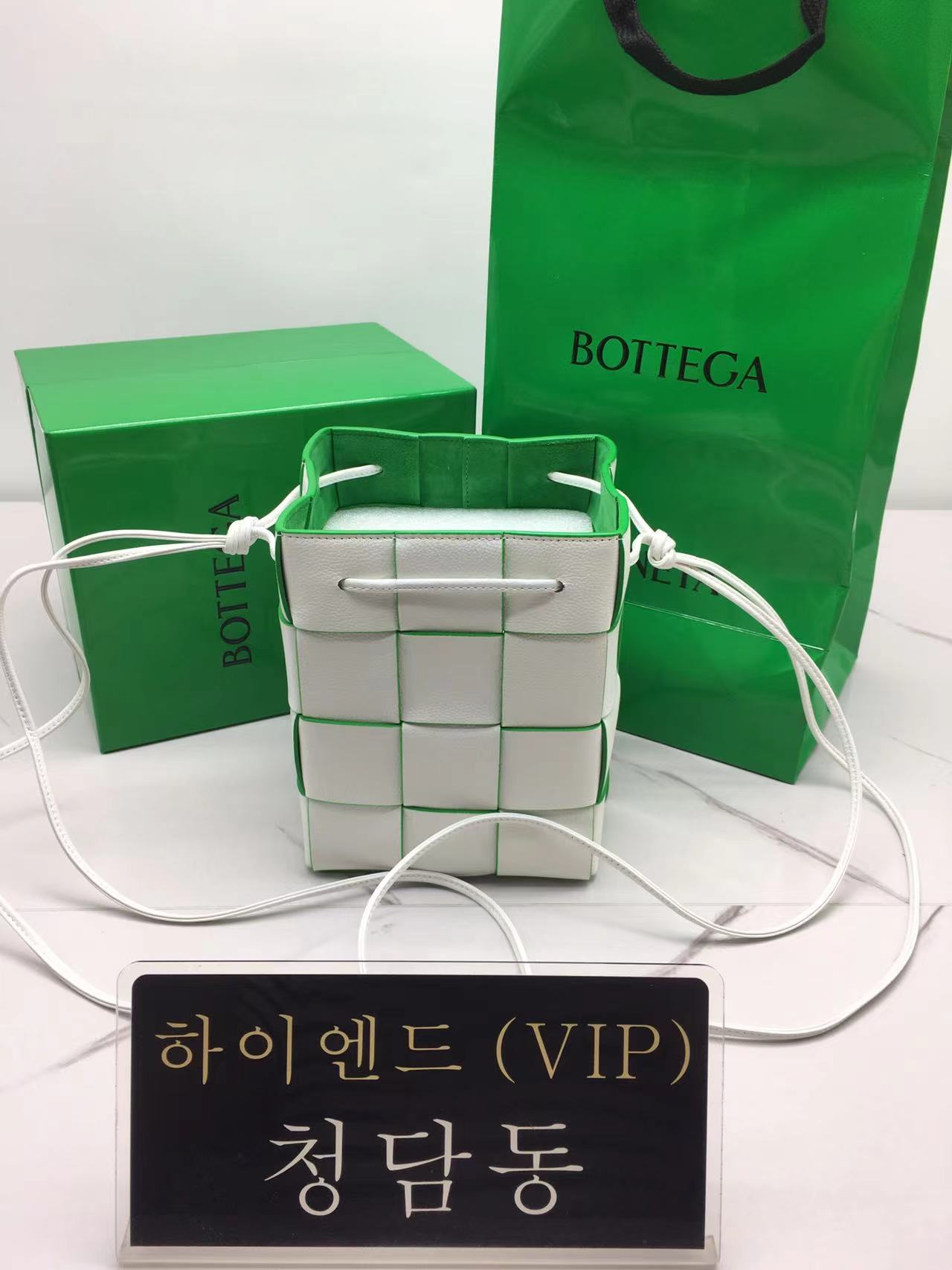 보테가베네타 카세트 버킷백 (하이엔드급)