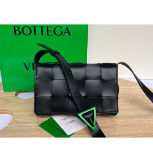 보테가베네타 카세트백 (안감 패러킷 컬러) (삼각 트라이앵글 메탈)