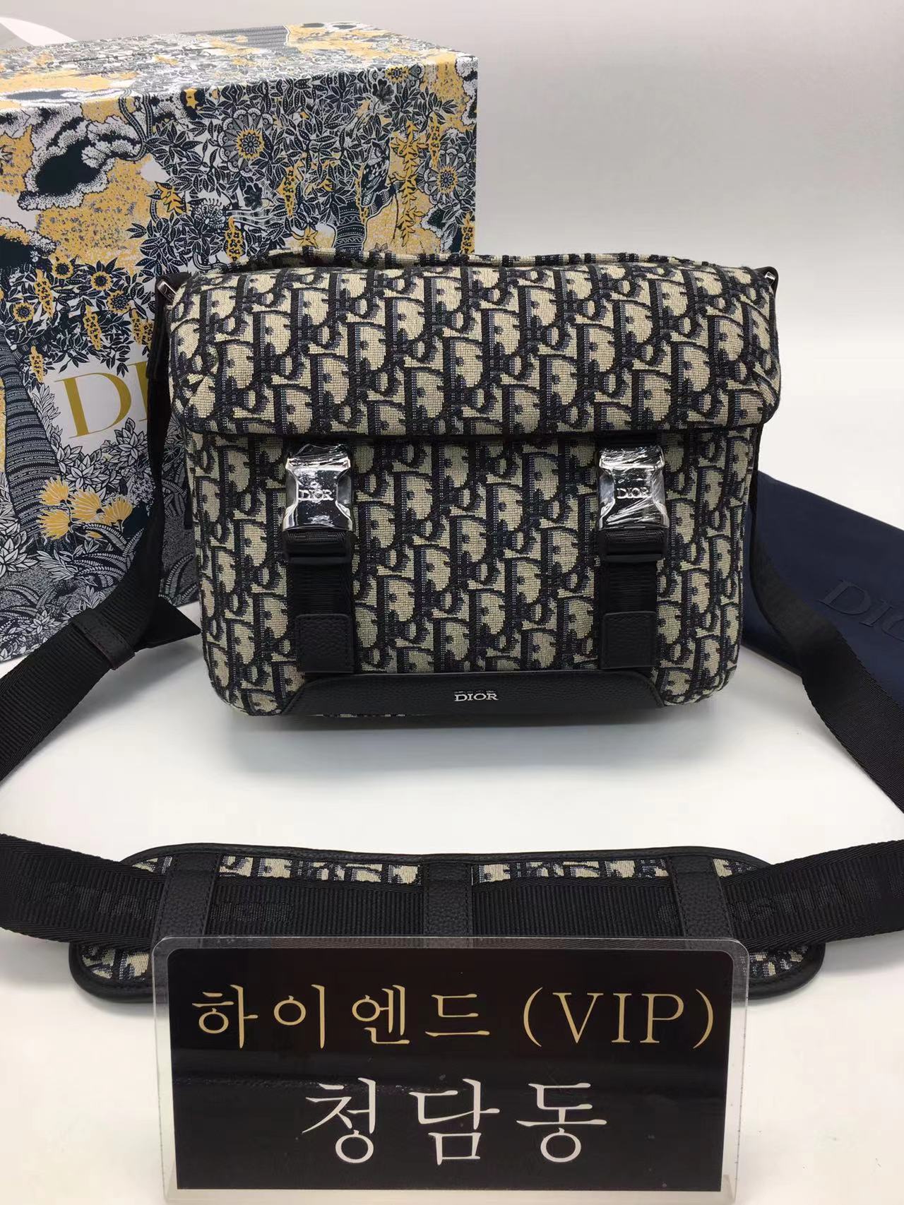 디올 오블리크 익스플로러 메신저백 (하이엔드급)