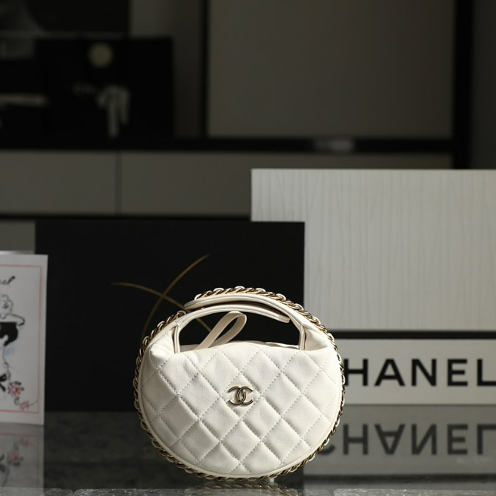 샤넬 23 시즌 CC로고 파우치백 램스킨