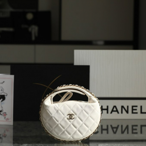 샤넬 23 시즌 CC로고 파우치백 램스킨