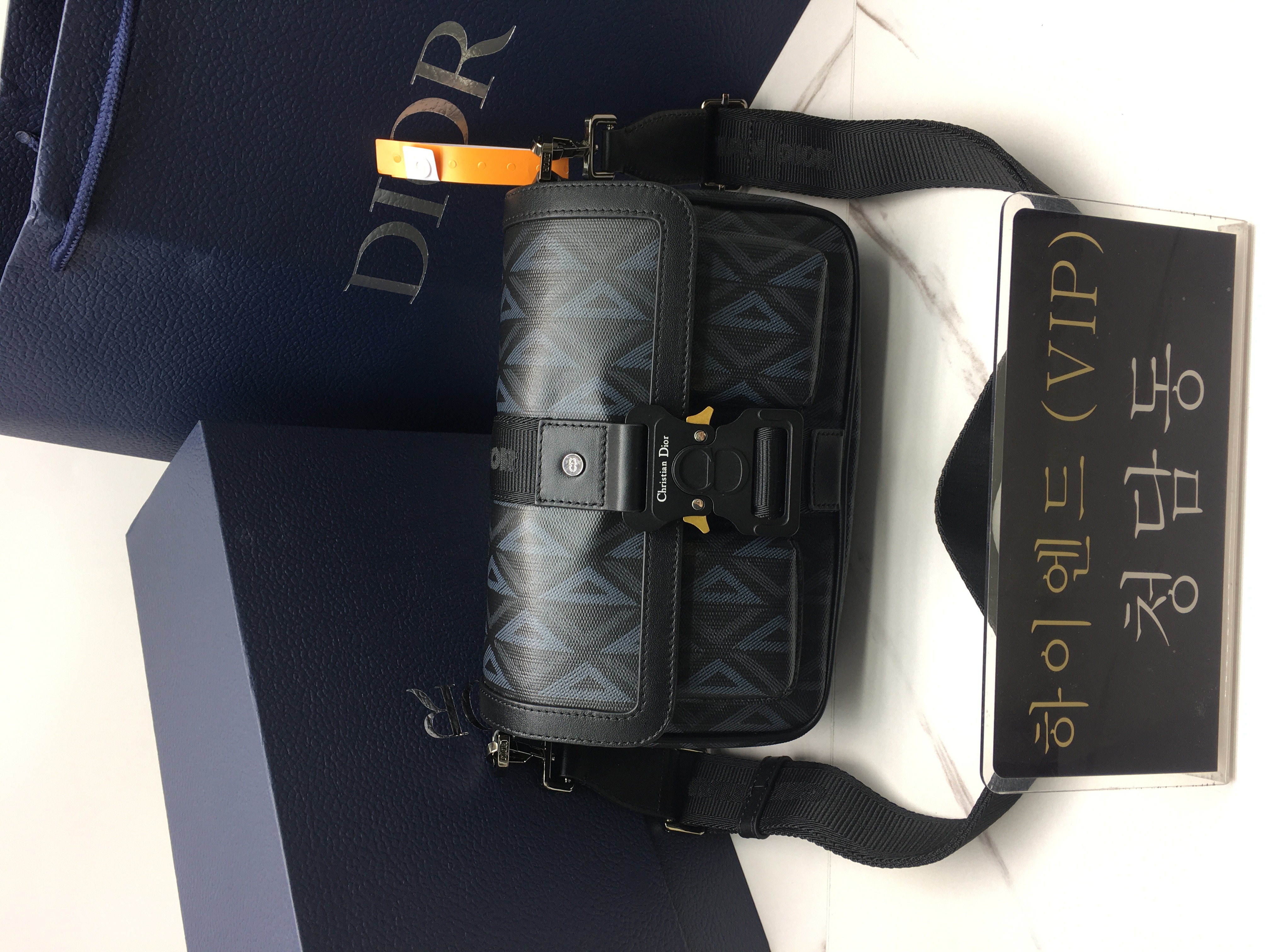 디올 CD 다이아몬드 캔버스 HIT THE ROAD 크로스백