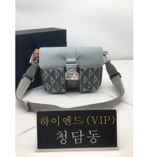 디올 CD 다이아몬드 캔버스 HIT THE ROAD 크로스 메신저백