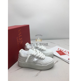 발렌티노 vltn  원스터드 XL 나파 레더 로우탑 (남녀공용)