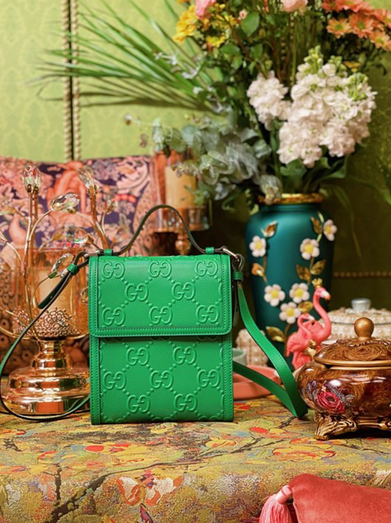 구찌 GG 엠보스드 메신저백 625782