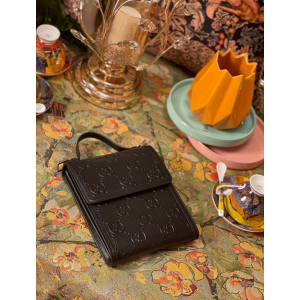 구찌 GG 엠보스드 메신저백 625782