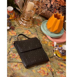 구찌 GG 엠보스드 메신저백 625782