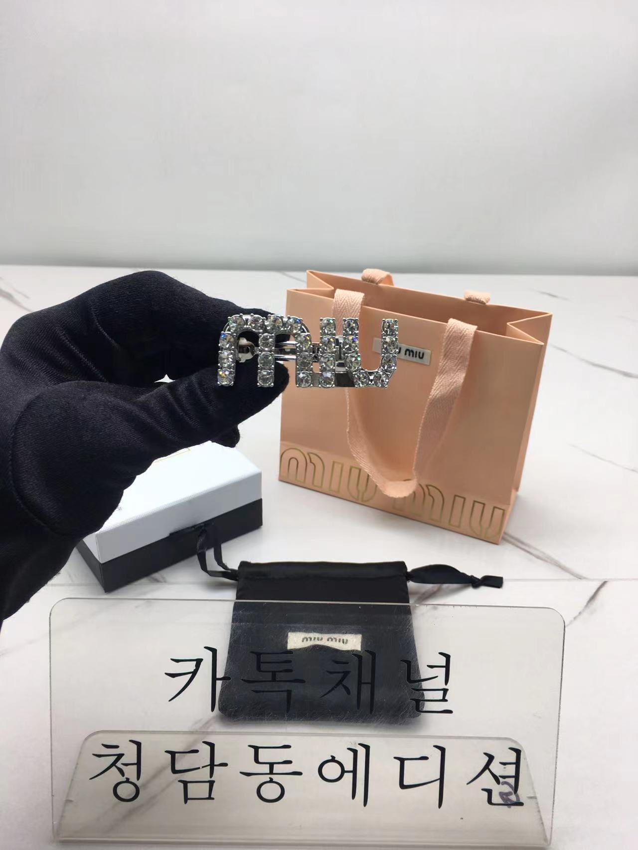 미우미우 헤어핀