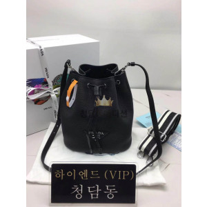 프라다 플로 레더 버킷백 1BE060