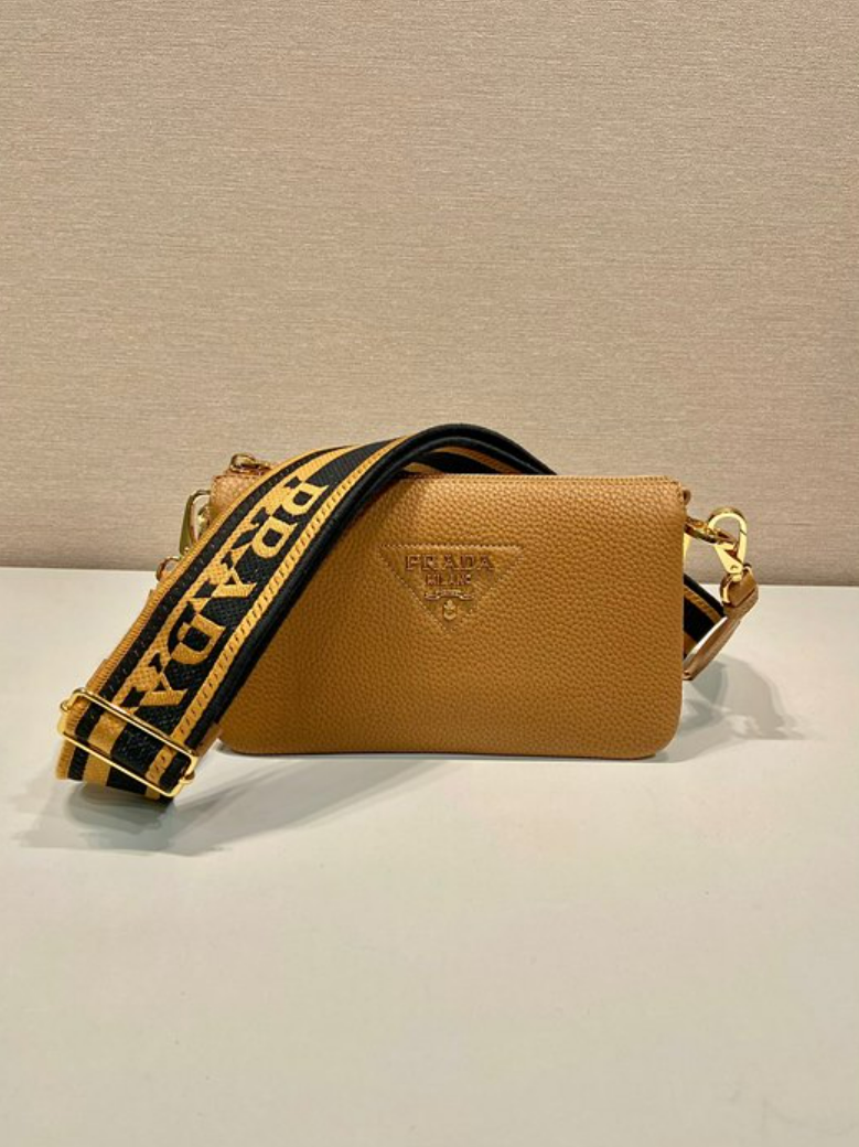 프라다 가죽 숄더백 1BH194