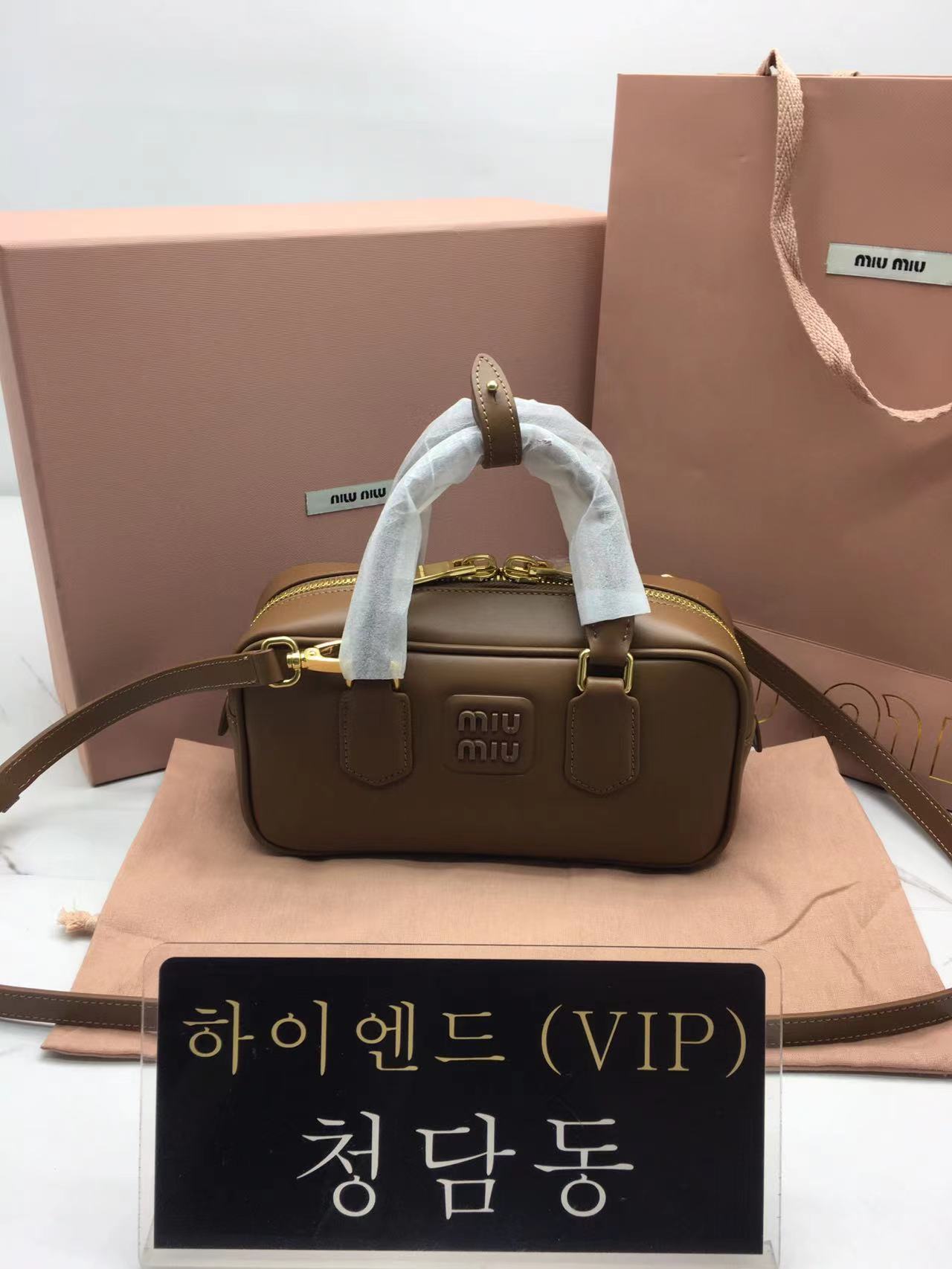 미우미우 MIU MIU 소프티 패디드 아르카디