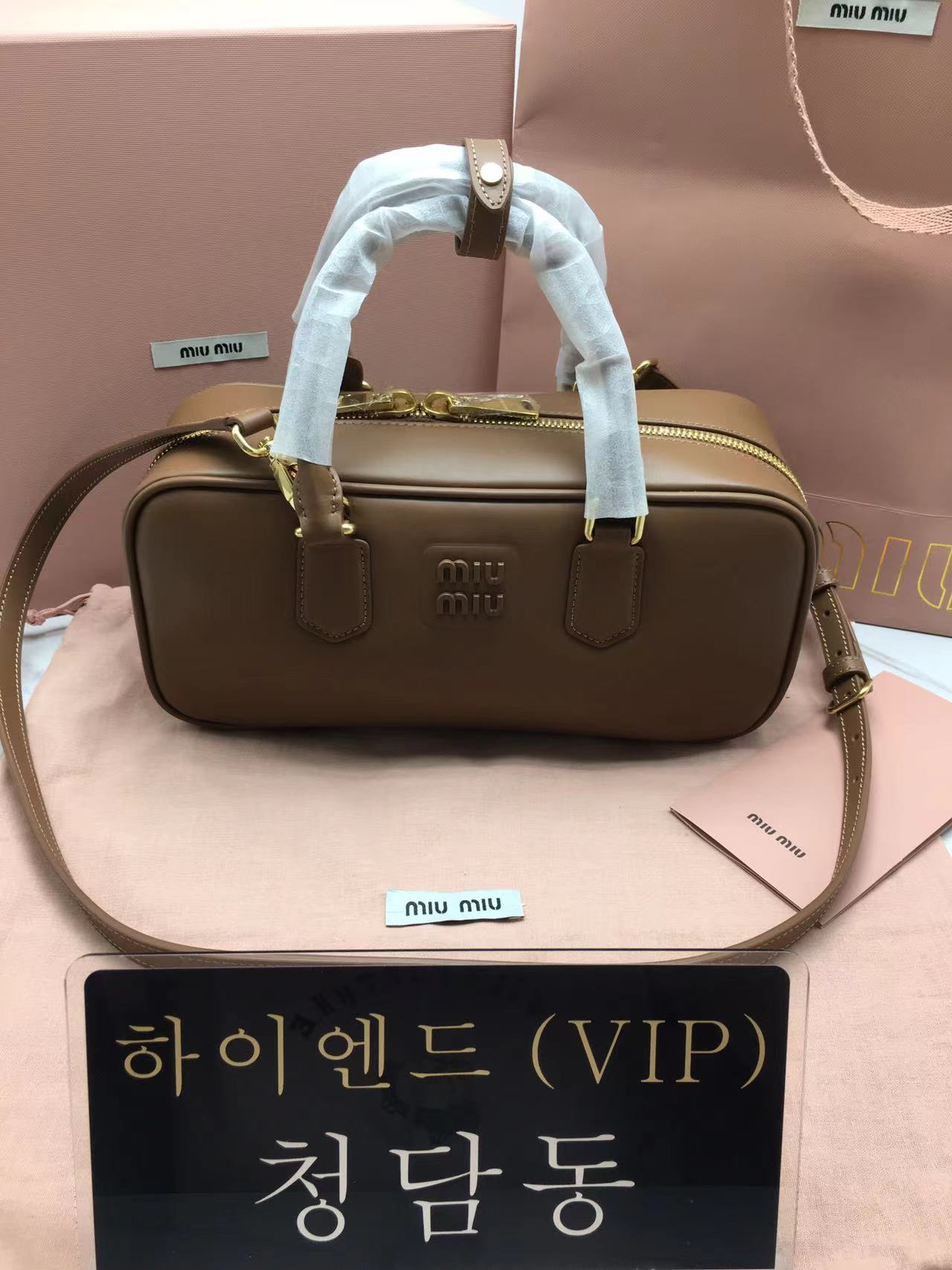 미우미우 MIU MIU 소프티 패디드 아르카디 27CM
