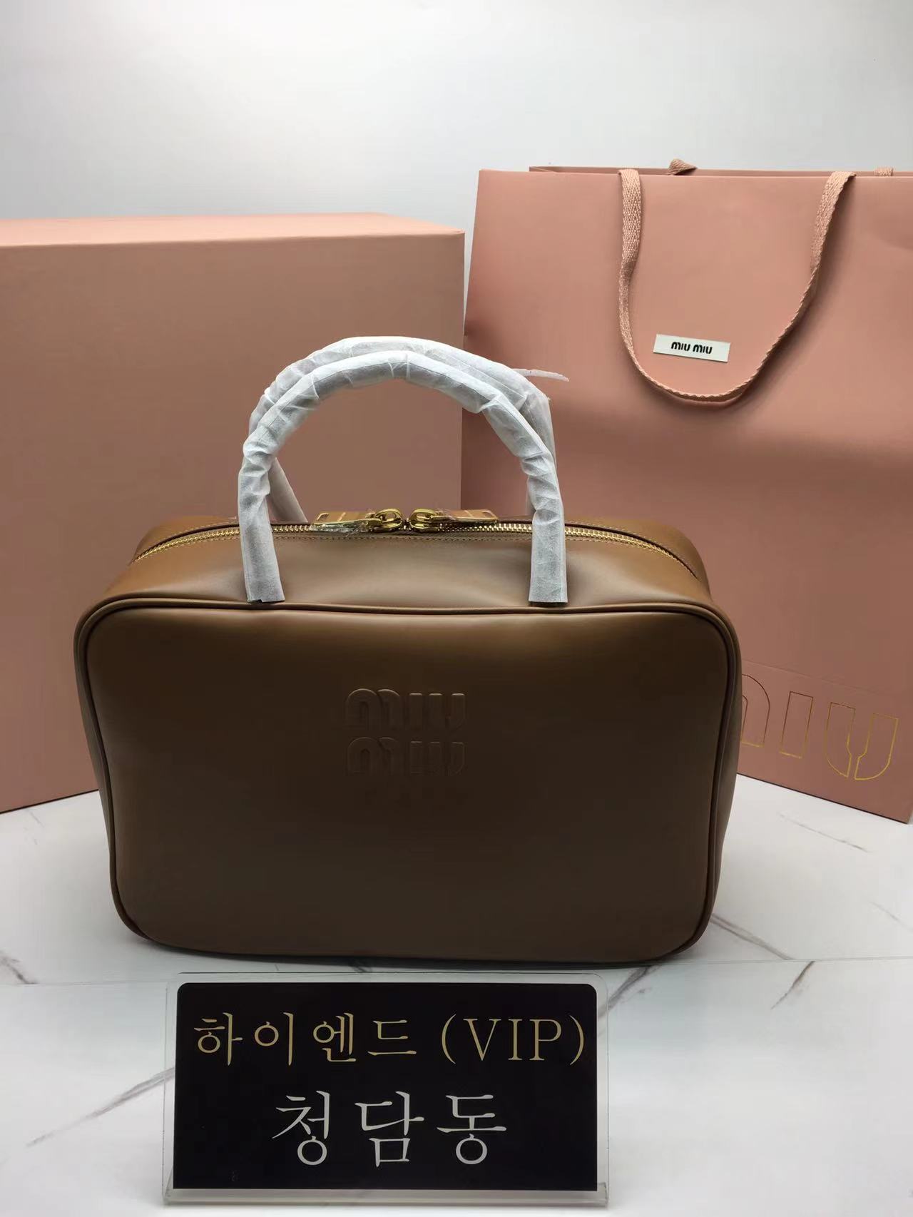 미우미우 MIU MIU 엠보로고 아르카디