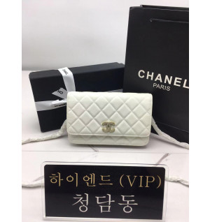 샤넬 23A 크리스탈장식 CC로고 WOC